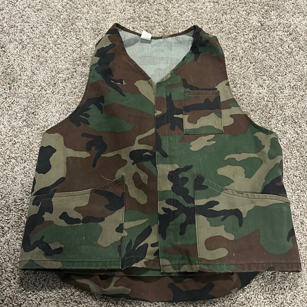Men’s tactical vest with pockets size large